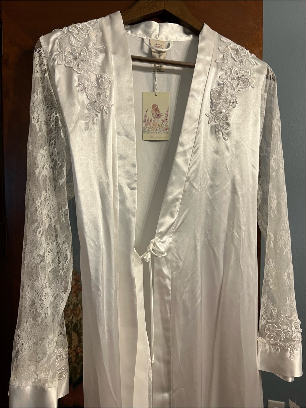 Lily Bloom Ivory Satin Robe with Floral Lace Shoulders - Picture 8 of 11